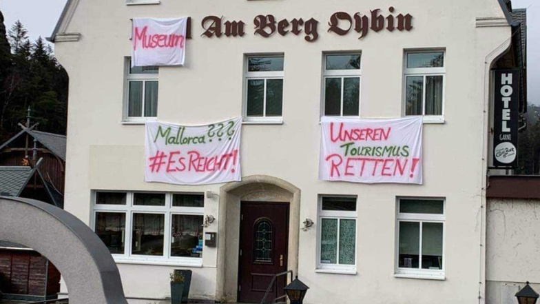 Bald Museum statt Hotel? Sieberts haben an ihrem Haus in Oybin Banner aufgehängt. Den Gastwirten fehlt die Perspektive.