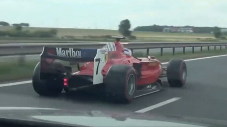Auf einer tschechischen Autobahn in Südböhmen ist ein Formel 2-Rennwagen an mehreren Autos auf der linken Spur vorbeigerauscht.