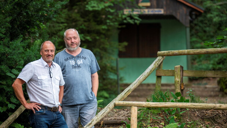 Lichtenbergs Bürgermeister Thomas Wuttke (l.) und der Chef der Theatergruppe von Kleindittmannsdorf, Andreas Kreich, haben die Idee, die Waldbühne im Lauterbachtal fest zu etablieren.
