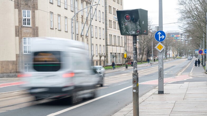 Der Blitzer in der Güntzstraße ist einer der lukrativsten in Dresden. Ein Fahranfänger wurde hier mit 59 Sachen geblitzt, erlaubt ist Tempo 30. Es war der Auftakt einer ganzen Serie von Verstößen - bis hin zur Unfallflucht.