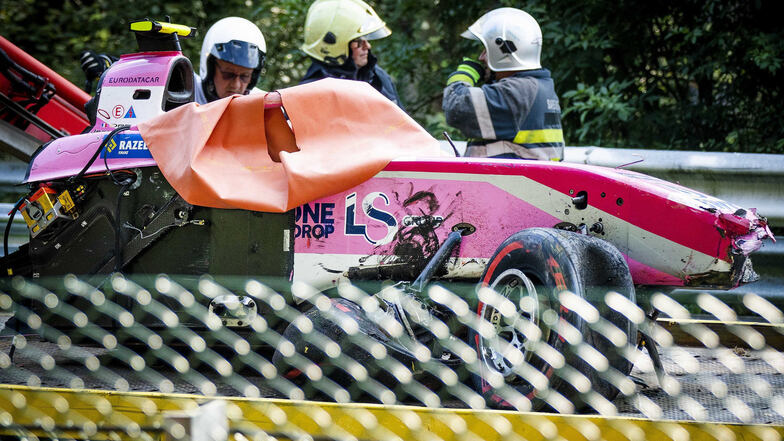 Das Wrack des Rennwagens von Anthoine Hubert nach dem dramatischen Unfall.n Piloten gab es zunächst nicht. Foto: Remko De Waal/ANP/dpa +++ dpa-Bildfunk +++