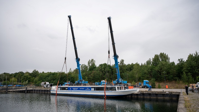 Erst im August wurde das Fahrgastschiff in den Berzdorfer See gesetzt, jetzt will der Betreiber es wieder herausholen.
