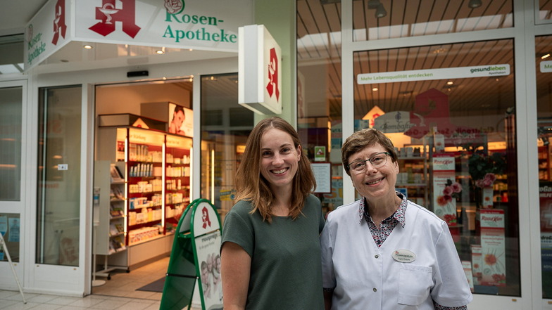 Haben einen guten Draht zueinander gefunden: Anne Schöneich (links) und Sigrid Lätsch, künftige und heutige Leiterin der Rosen-Apotheke in der Kö-Passage in Görlitz-Königshufen.