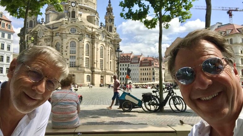 Stippvisite in Dresden: Patrick Lindner (r.) und sein Partner Peter Schäfer genossen den Sommertag mit Blick auf die Frauenkirche.