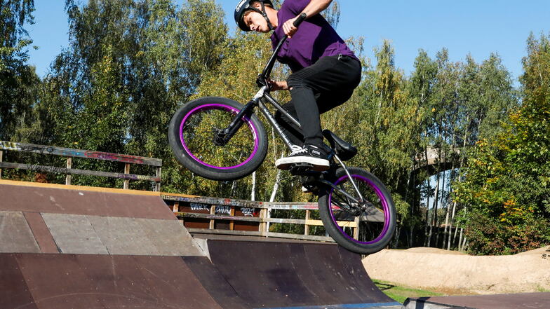 Der Skatepark bietet die verschiedensten Elemente für Sprünge und Drehungen mit BMX-Rädern, Inline-Skatern und Rollerfahrern.