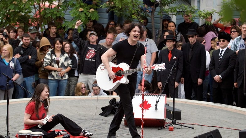 Jack White (r) und Meg White bei einem spontanen Konzert im kanadischen Whitehorse auf der Bühne.