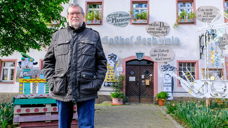 Wolfram Wagner vor dem Gasthof Serkowitz in Radebeul. Der Ingenieur hat eingehend zur Geschichte des heutigen Lügenmuseums recherchiert.