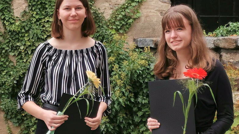 Gesine Haase (l.) aus Elstra und Liana Stötzer aus Kamenz lernen beide am Kamenzer Lessinggymnasium. Sie gehören in diesem Jahr zu den Preisträgern des Schüler-Schreibwettbewerbs.