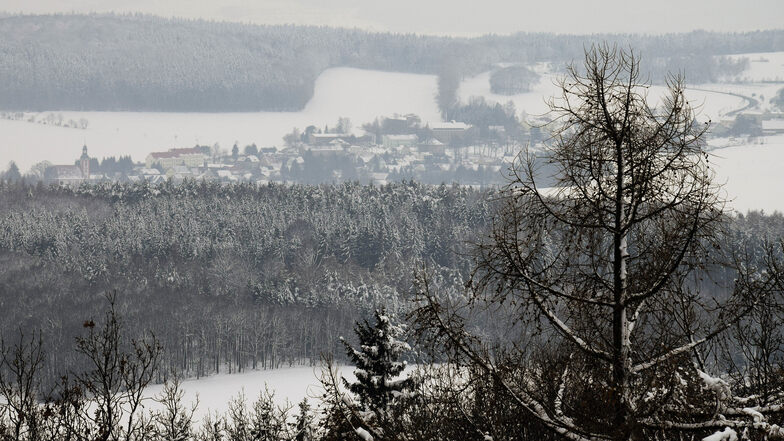 Etwas trüb ist der Blick vom Oderwitzer Spitzberg auf den Ort. Foto: Richard Walde