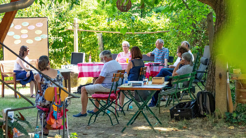 Schatten an einem heißen Tag: Im Garten des Alten Gasthofs in Ziegra hatten sich die Teilnehmer des Erzählcafés versammelt, um sich ihre Lebensgeschichten zu erzählen.