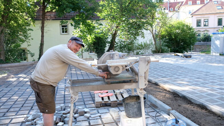 Die neuen Fahrradplätze an der Freien Werkschule entstehen auf Betonpflaster, das von Mitarbeitern der Firma Zocher aus Zadel verlegt wurde.