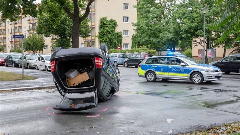 Im Dresdner Stadtteil Striesen ist es am Montagnachmittag zu einem schweren Unfall gekommen.
