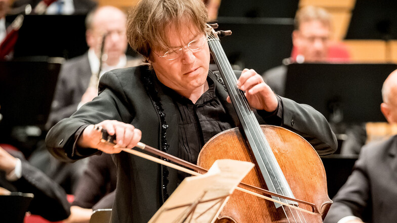 Cellist und Intendant Jan Vogler bei der Uraufführung des Cello-Konzertes "Drei Kontinente" im Kulturpalast. 