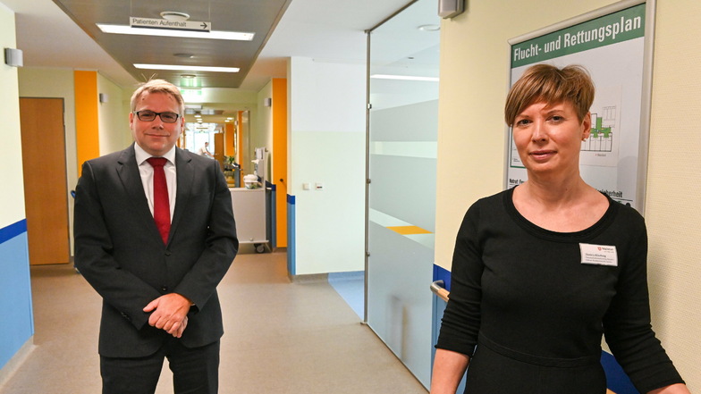 Sven Heise, Geschäftsführer der Malteser Sachsen-Brandenburg gGmbH und Daniela Kleeberg, die Standortleiterin des Malteser Krankenhauses St. Carolus in Görlitz.