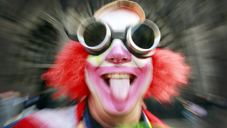 Ein wild gewordener Clown erschreckt in Dresden-Trachau Passanten. Die Polizei findet das nicht witzig und ermittelt wegen Nötigung.