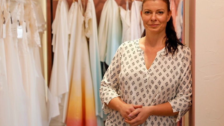 Anja Urban-Lauer eröffnet Löbaus ersten Laden für Brautmoden. Mit einer Besonderheit: Sie verkauft auch farbige Kleider und Schleier, die sie selbst färbt.