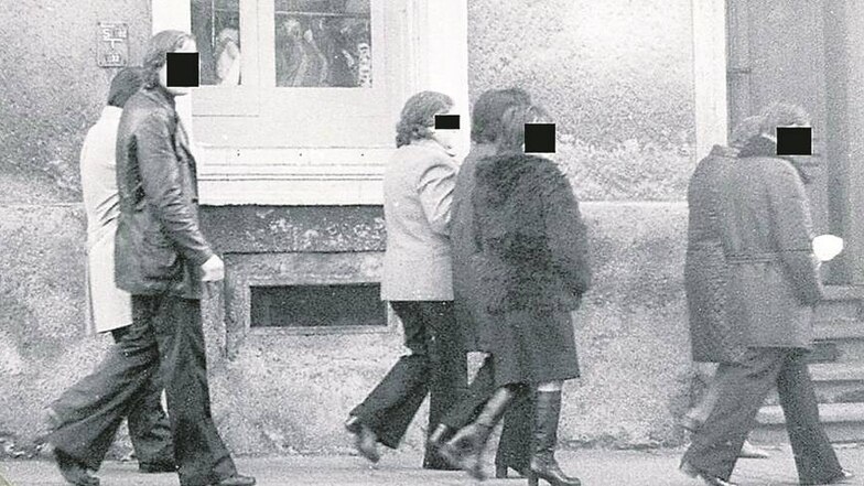 „Die Stasi ließ uns nicht einmal in Ruhe trauern!“ Diese Fotos des Geheimdienstes zeigt die Familie von Werner Greifendorf am 14. November 1978 auf dem Weg zu dessen Beerdigung zum Friedhof in Poppitz. Fotos: BStU