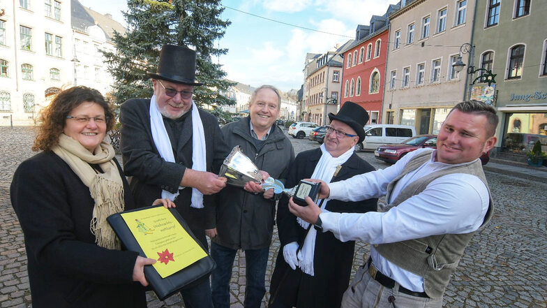 Dieter Hentschel, Albrecht Hänel und Bürgermeister Steffen Ernst (in der Mitte von links nach rechts) nehmen für den Stadtrat von Ina Pugell (links) und Roman Petters (rechts) die Herausforderungsurkunde an. Diesmal ohne Notar.