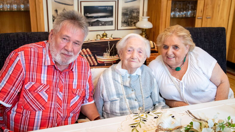 Die 100-jährige Johanna Arnold (Mitte) kann sich immer auf ihren Sohn Klaus und seine Frau Brigitte verlassen.