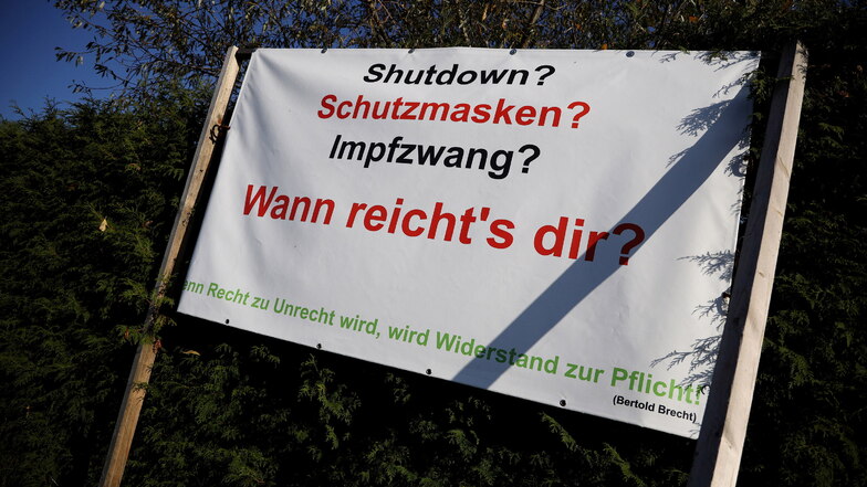Neben gefälschten Wahlaufrufen versuchen Reichsbürger im Kreis Meißen, wie hier 2020 in Merschwitz, auch mit Bannern und Plakaten aus der Pandemie politisches Kapital zu schlagen.