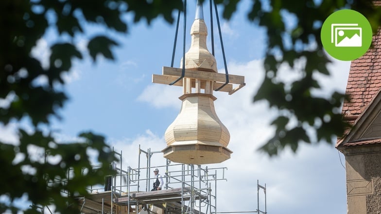 Kommt ein Turm geflogen: Schloss Thürmsdorf wurde am Freitag ein neuer Südturm aufgesetzt.