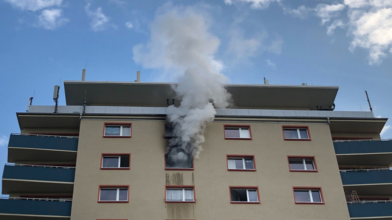 Bei einem Brand in einem Hochhaus in der Leipziger Innenstadt steigt grauer Rauch in den Himmel.