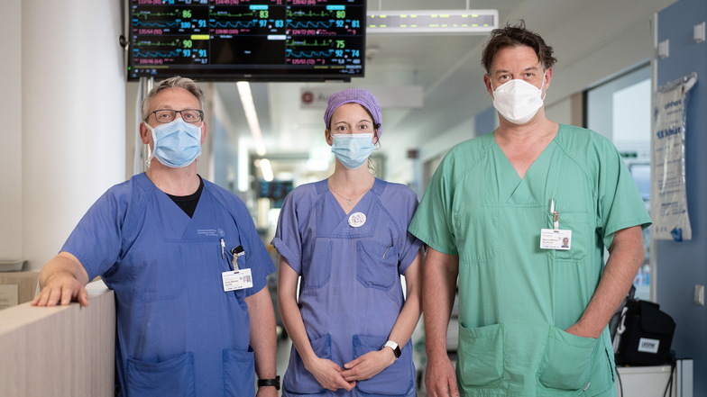 Oberarzt Peter Spieth, Pflegerin Michaela Strätz und der pflegerische Leiter Marco Reinhardt (v. l. n. r.) kümmern sich auf der Covid-Intensivstation der Dresdner Uniklinik um die Patienten.