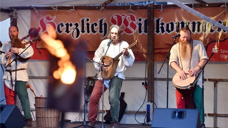 Auf dem Mittelaltermarkt an der Johanniskirche sorgte die Spielleute der Gruppe  Remdih für stimmungvolle Musik.