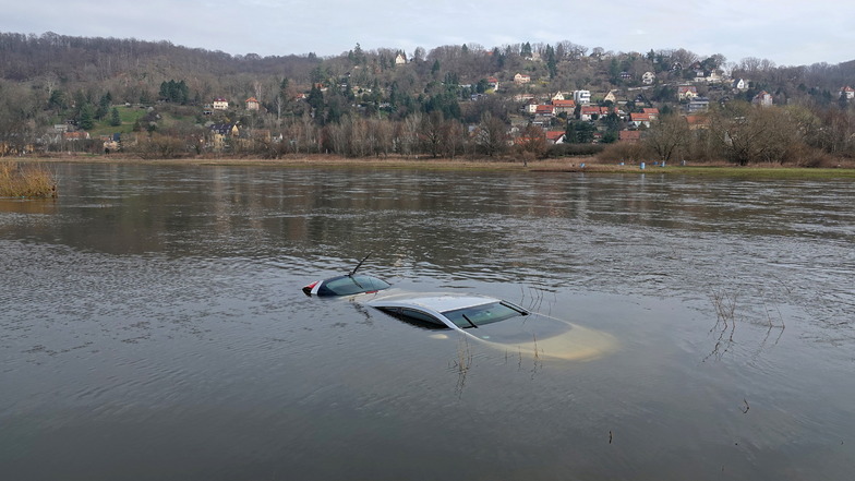Das in der Elbe versunkene Auto wurde vom Besitzer aus dem Fluss geborgen.