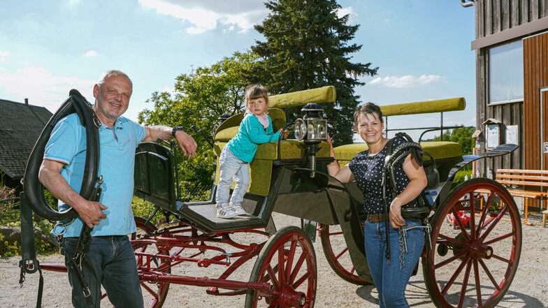 Andreas Mikus (l.) und seine Tochter Juliane (r.) freuen sich über die bevorstehende 22. Rammenauer Schlossrundfahrt. Mittendrin in den Vorbereitungen auf dem Pferdehof in Pickau ist auch die zweijährige Martha.