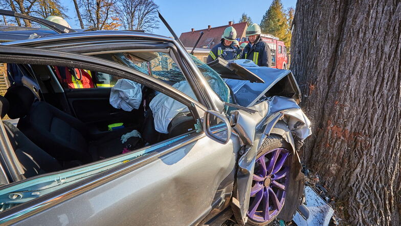 Die Fahrerin des VW musste verletzt ins Krankenhaus gebracht werden.