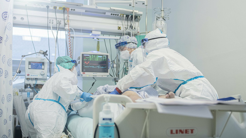 Medizinisches Personal versorgt eine Corona-Patientin auf der Intensivstation des Krankenhauses in Liberec.