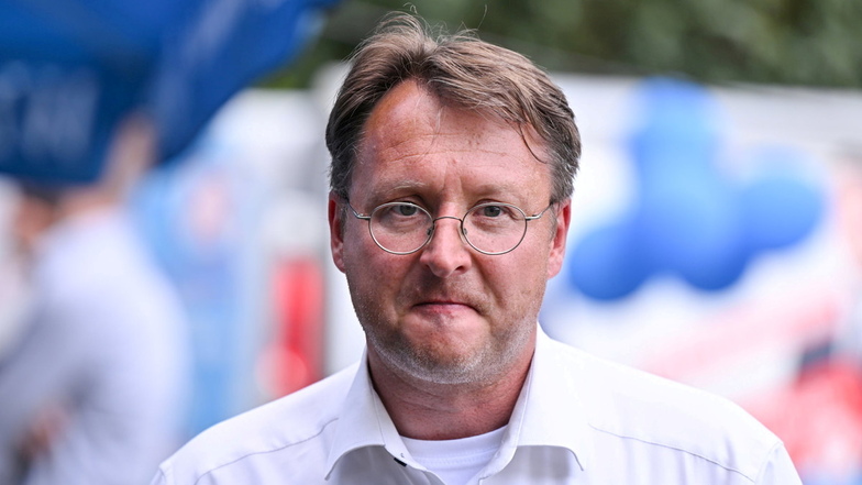 Robert Sesselmann (AfD) ist der erste AfD-Landrat in Deutschland. Bei einer seiner ersten Amtshandlungen hat er bereits für Wirbel gesorgt.
