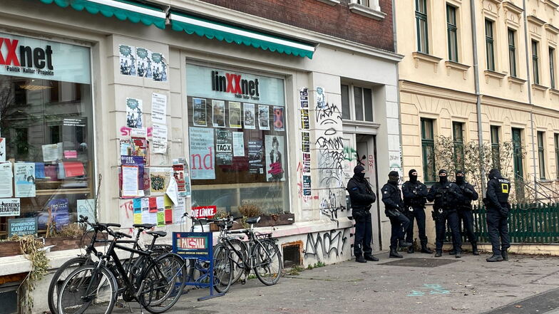 Die Polizei hat in Leipzig-Connewitz am Donnerstagmorgen zwei Objekte durchsucht.