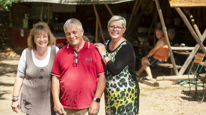 Die Wirtsleute der Mittelbach-Hütte an der Talsperre Kriebstein: Patrizia und David Cox mit Ihrer Mitarbeiterin Jaqueline Haensch (von links).