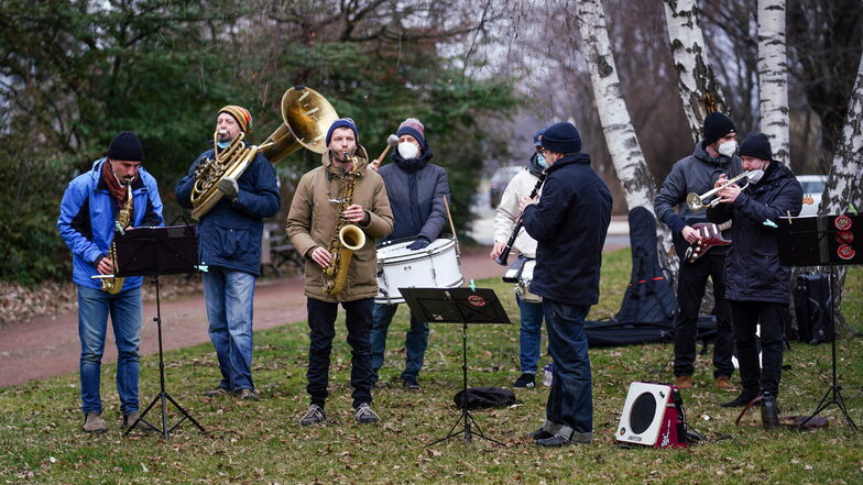 Die Banda Comunale spielte auf der Kundgebung gegenüber dem Landgericht Dresden.