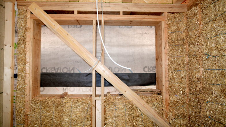 Die 30 Zentimeter dicken Wände aus Weizenstroh werden innen mit Lehm- und außen mit Kalkputz verputzt.