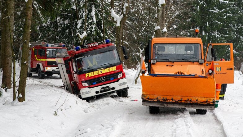 Wenn den Helfern geholfen werden muss: Dieses Feuerwehrauto landete selbst im Graben und wurde schließlich geborgen.