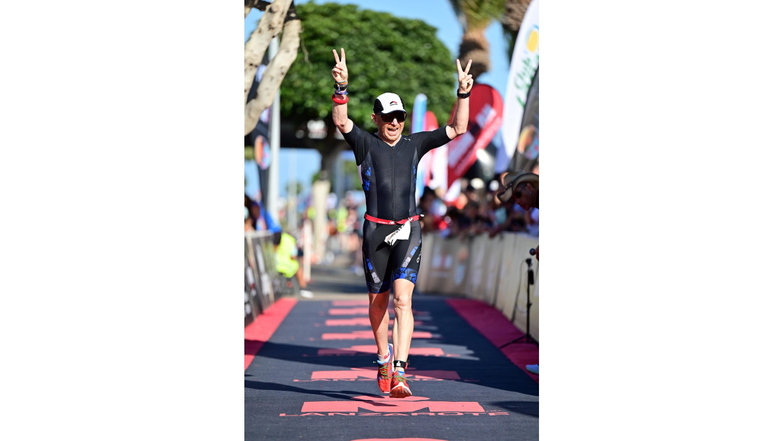 Im Ziel am Ziel: Der Dresdner Alexander Beer qualifizierte sich beim Ironman auf Lanzarote für die WM auf Hawaii. Für die Reise dorthin investiert er mehrere Tausend Euro.