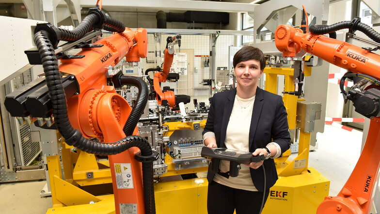 Geschäftsführerin der Firma EKF Automatisierung im Gründerzentrum Freital ist Franziska Würz, hier an einem Roboter für Fahrzeugindustrie.