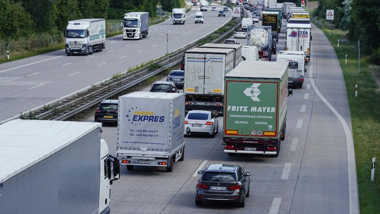 Mehr als die Hälfte von mehr als 1.000 Menschen schätzen die Verkehrsinfrasturktur in Deutschland als schlecht ein.