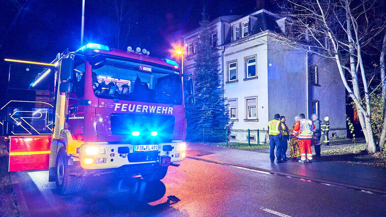 Feuerwehreinsatz auf der Glashüttenstraße in Pirna: Unbekannte haben gezündelt.