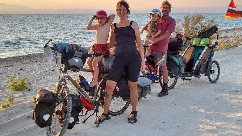 Entdeckung der Langsamkeit: Sophie Ehret-Sander (37) und ihr Mann Ingo (55) aus Dresden sind 2022 mit ihren Kindern Oskar (4) und Jonne (2) bis ans Schwarze Meer geradelt. Dieses Bild entstand bei einem Abstecher auf die griechische Insel Thassos.
