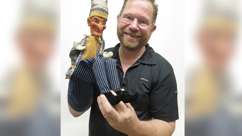 Puppenspiel-Profi Andreas Blaschke mit seinem Kasper, der dem Hohnsteiner Original ähnelt.
