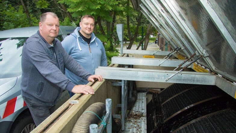 Bürgermeister Michael Neumann (l.) und Abwassermeister Marco Feustel vor der Weesensteiner Kläranlage.