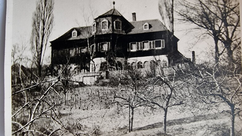 Alte Aufnahme von „Haus in der Sonne“, fotografiert von ehemaligen Bewohnern: Auf dem Hang unterhalb der Villa wurde einst Wein angebaut, Obstbäume standen dort.