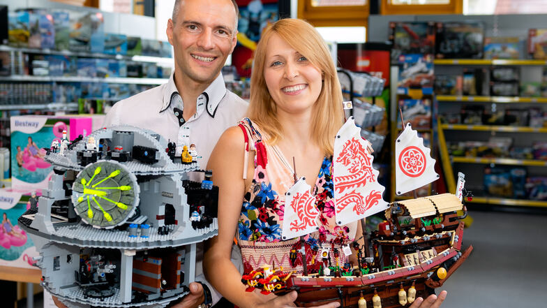 Sören und Sigrid Lutze bieten jetzt in ihrem Geschäft „Spielosseum“ an der Hauptstraße/Ecke Am Freudenberg in Radeberg Spielwaren an. Außerdem betreiben sie noch einen Onlineshop mit drei Teilzeitbeschäftigten.