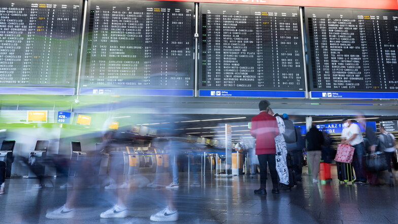 Andrang herrscht im Terminal 1 des Flughafens Frankfurt. Nach dem Pilotenstreiks normalisiert sich der Luftverkehr langsam wieder.