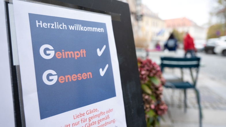 Eine Tafel vor einem Restaurant an der Hauptstraße in Dresden informiert die Gäste über die 2G-Regel.