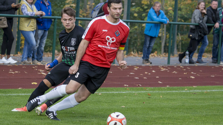 Rene Balatka (in rot), hier noch im Hainsberger Trikot, ist nicht die einzige namhafte Verstärkung der Wurgwitzer Kreisoberliga-Elf für die neue Spielzeit.
